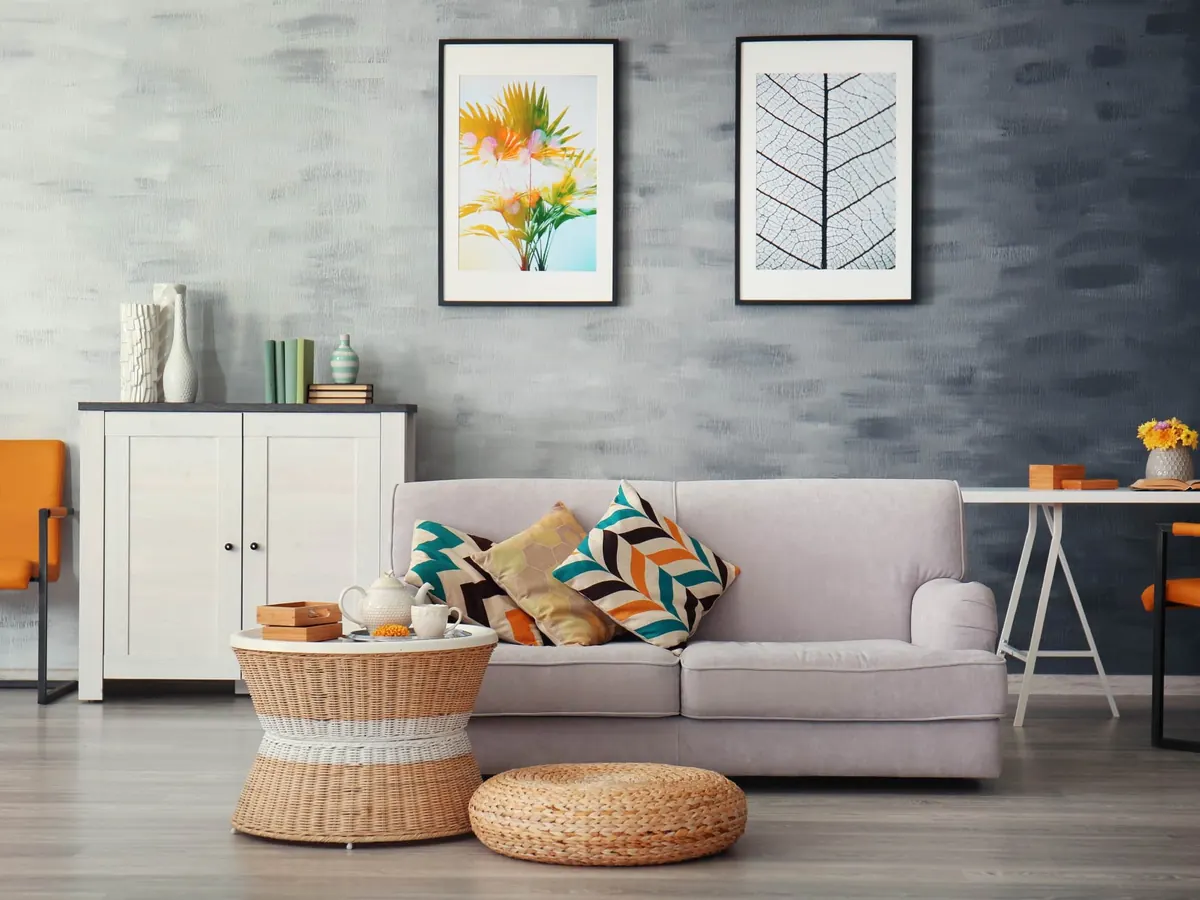 Woonkamer met decoratieve wandafwerking