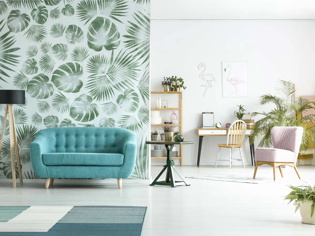 Lichte woonkamer met botanisch behang