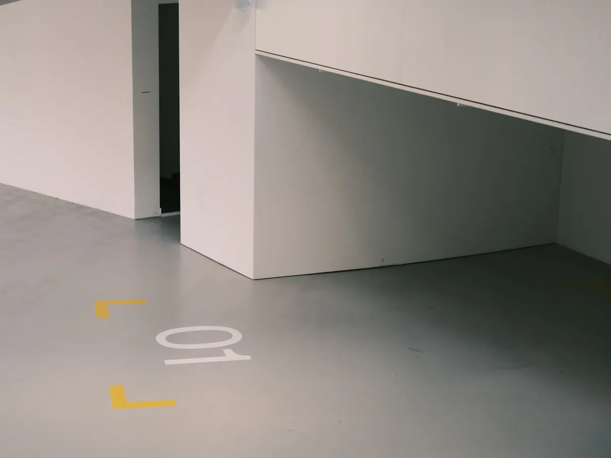 Parkeergarage met genummerde parkeervakken