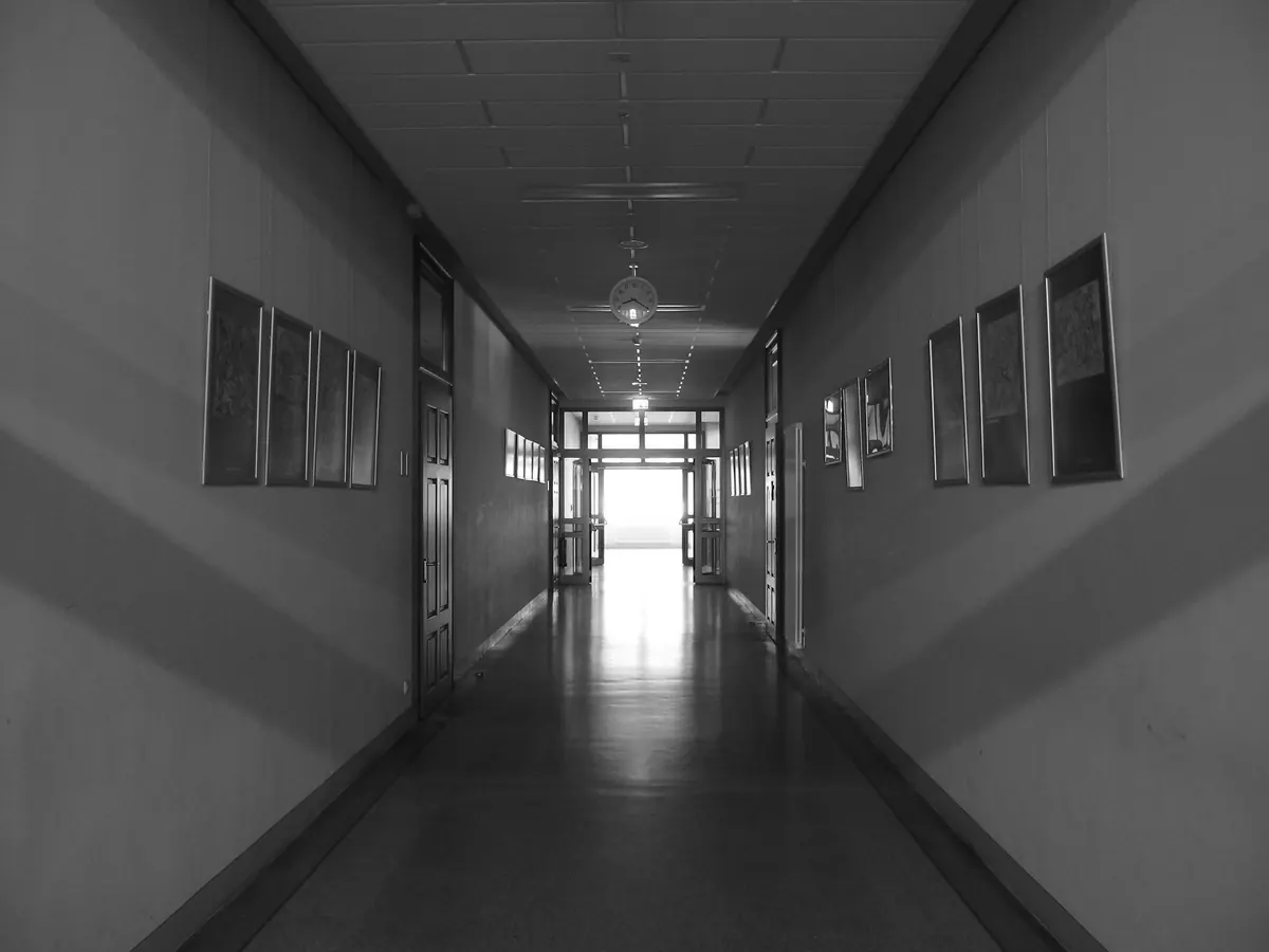 Lange gang in een schoolgebouw