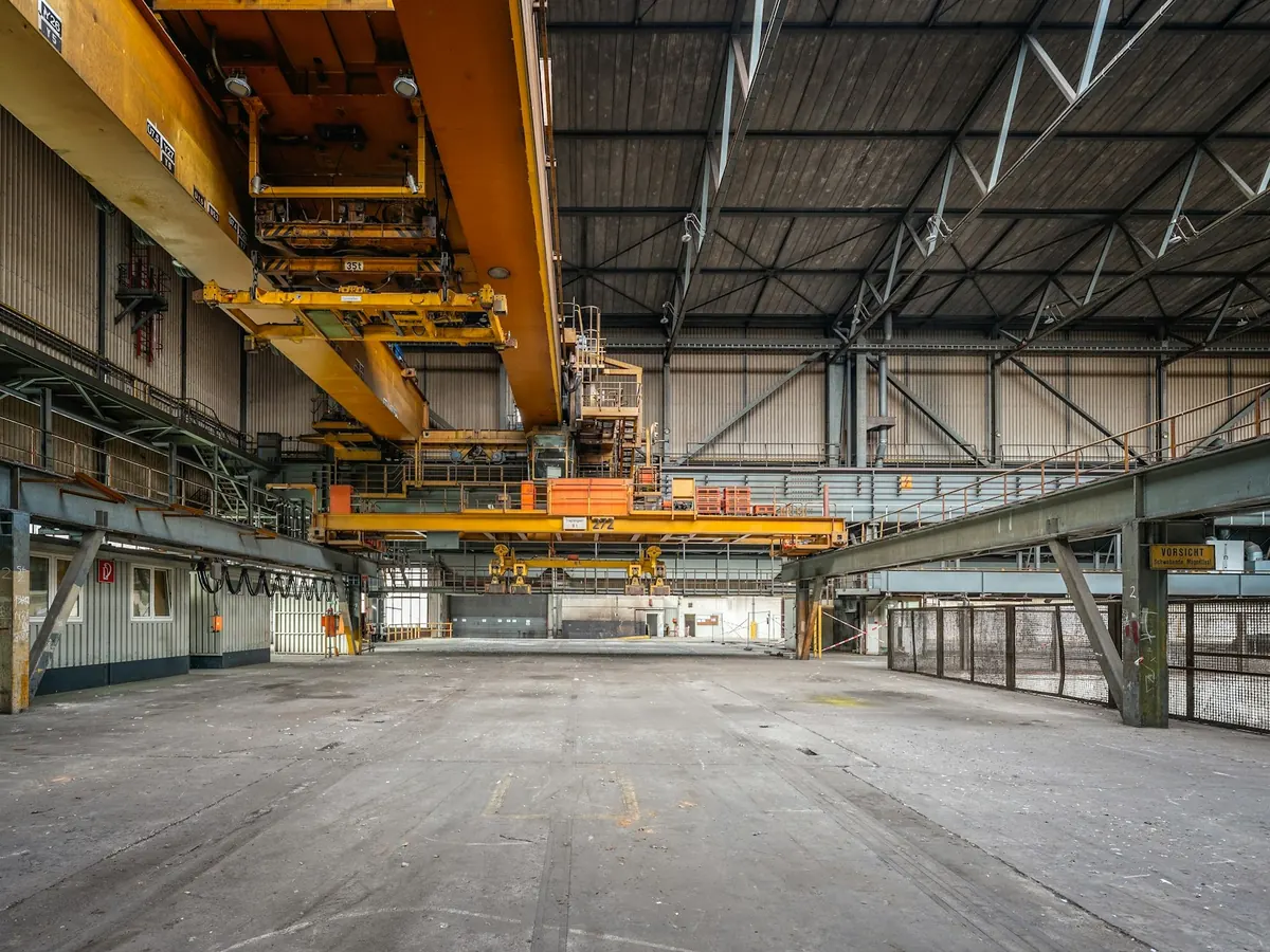 Industriële hal met stalen draagstructuur