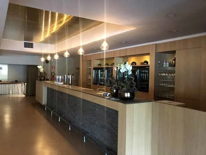 Horecazaak met afgewerkte bar en plafond