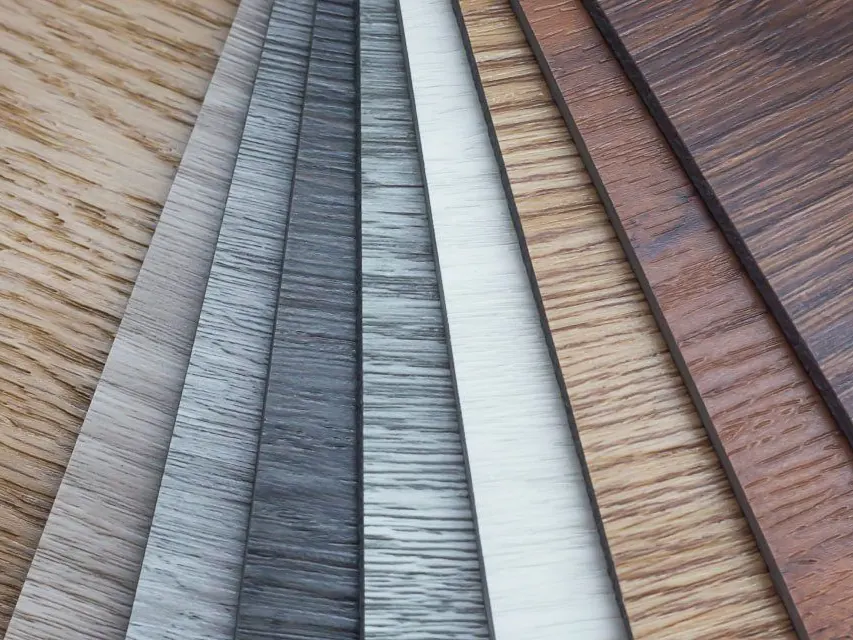Stalen van pvc-vloerbekleding in houtlook