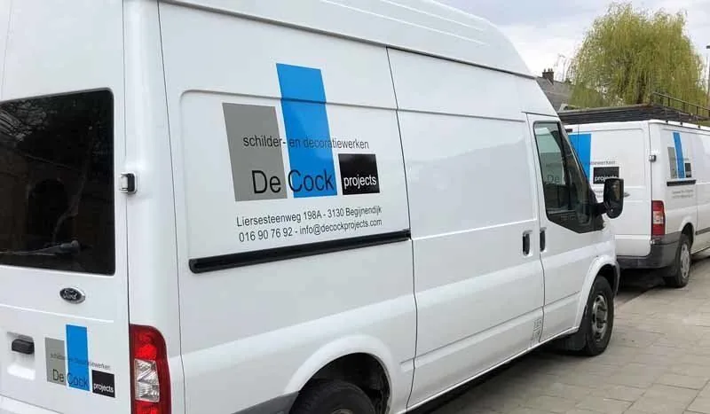 Bestelwagens van De Cock Projects met het bedrijfslogo
