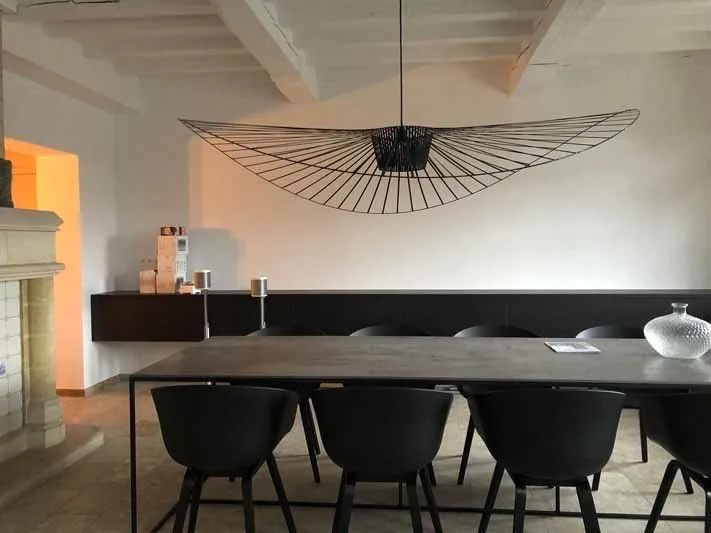 Eetkamer met strak geschilderde muren en een houten vloer