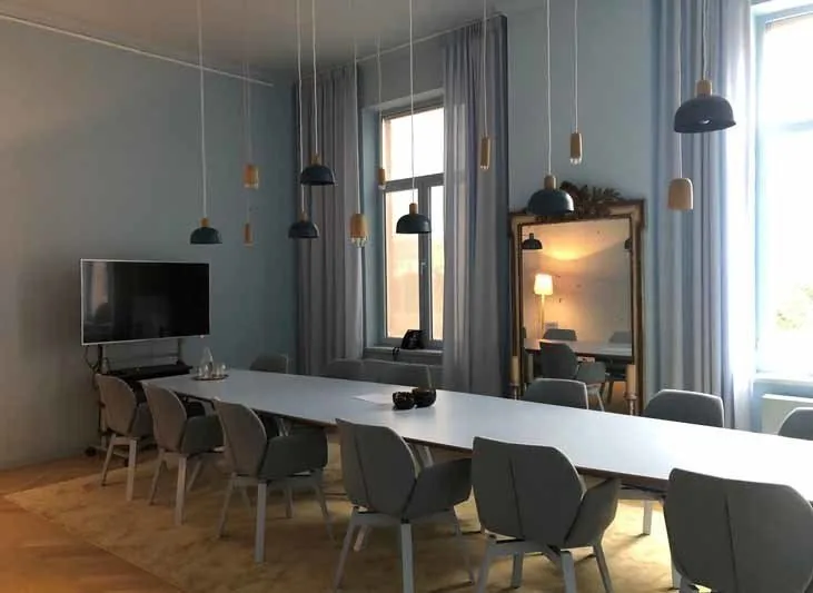 Vergaderzaal met strak geschilderde wanden